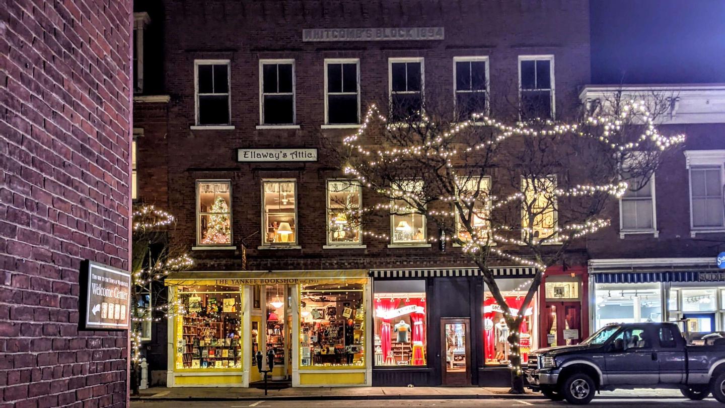 Yankee Bookshop, VT Eclectic Co, Ellaway's, and Sudie's holiday lights